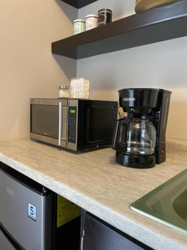 a microwave sitting on top of a kitchen counter at LiV109 Norte Depa 7 Cd Obregon in Ciudad Obregón