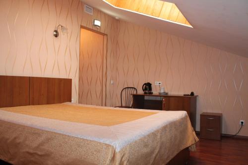 SemenowoにあるHotel Parisの木製の壁のベッドルーム1室(ベッド1台付)