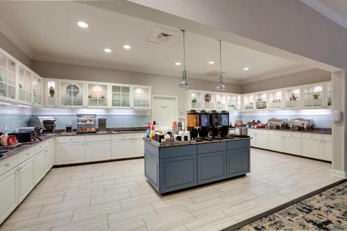 チャールストンにあるHomewood Suites by Hilton Charleston - Mount Pleasantの白いキャビネットとカウンター付きの広いキッチン