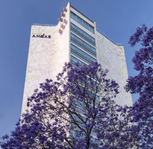 um edifício alto com o símbolo amazônico. em Andaz Condesa Mexico City, By Hyatt em Cidade do México