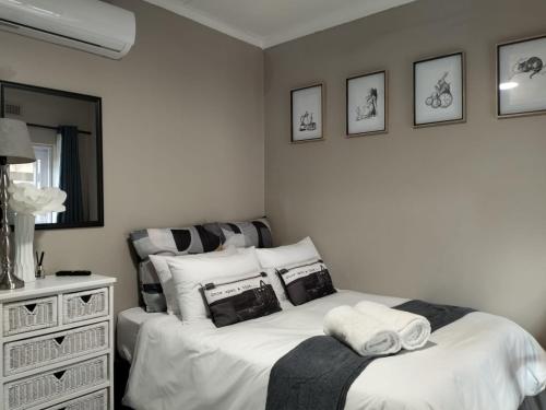 Ένα ή περισσότερα κρεβάτια σε δωμάτιο στο The Mad Hatter Ensuite Cottage