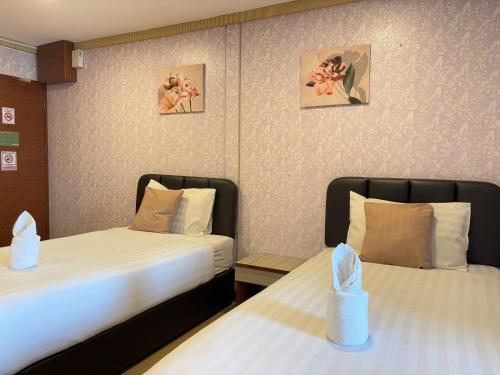 Postel nebo postele na pokoji v ubytování OYO 75446 Travis Inthamara 49