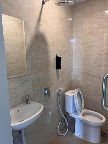 a bathroom with a toilet and a sink at Hotel Cengkareng Inn in Jakarta
