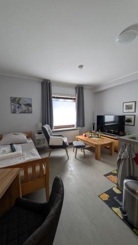 een woonkamer met een bank en een tafel bij Studio-Apartment Goslar in Wolfenbüttel