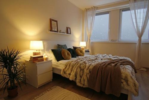 una camera con un letto e due lampade e un impianto di SuperB apartment with incredible view at the best location a Veszprém
