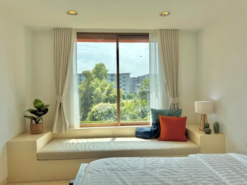 Postel nebo postele na pokoji v ubytování Hua Hin Beach Front Condo - Med style Suite Room