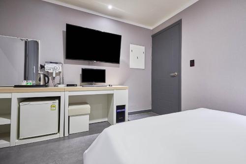 Kuchyň nebo kuchyňský kout v ubytování 인천 서구 연호텔