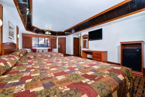 a bedroom with a large bed in a room at Americas Best Value Inn & Suites Los Angeles Downtown SW in Los Angeles
