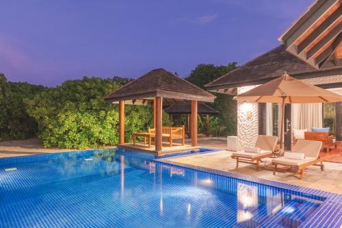 La pileta dentro o cerca de Hideaway Beach Resort & Spa - FREE SHARED CHARTER FLIGHT for two on stays of 7 or more nights from September 2025 until 23rd December 2026