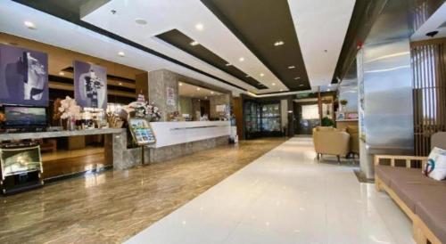 a lobby with a couch and a bar in a building at Jinjiang Inn Xi'an Zhonglou North Street Metro Station in Xi'an