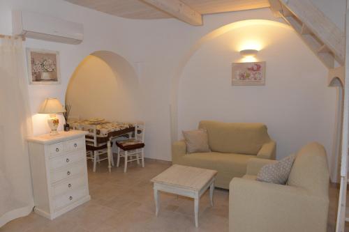 salon z kanapą i stołem w obiekcie Trullo Dimora di Giorgia w Alberobello