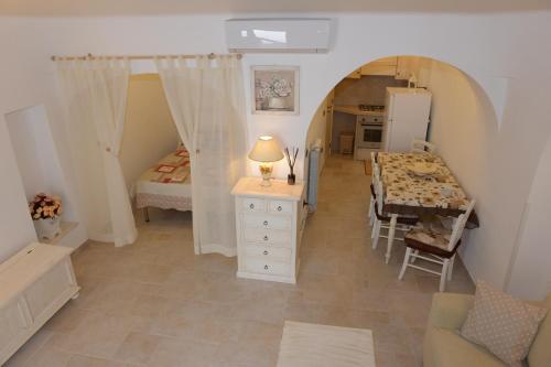 Pokój z sypialnią ze stołem i łóżkiem w obiekcie Trullo Dimora di Giorgia w Alberobello