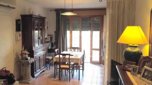 comedor con mesa y lámpara amarilla en Suite Civitanova en Civitanova Marche