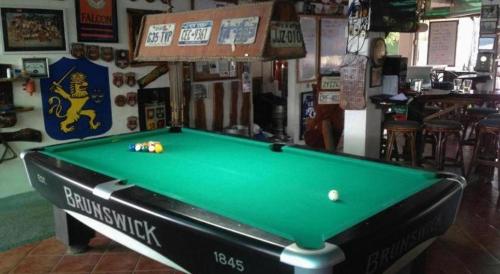 Τραπέζι μπιλιάρδου στο Harleys Pub and Hotel