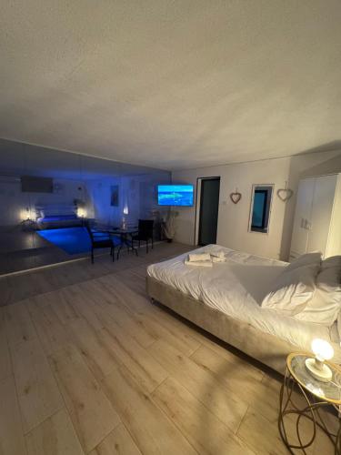 Elqoshלקשורי סוויט - Luxury suite的一间带一张大床和一张桌子的大卧室