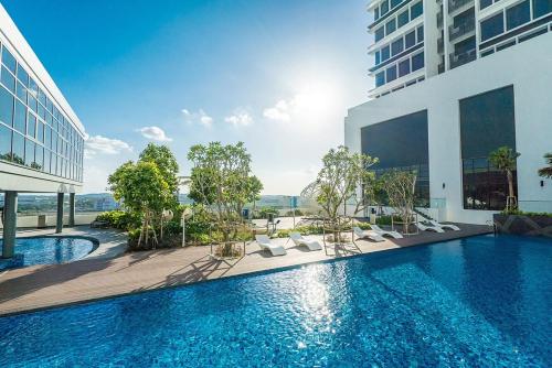 una piscina en medio de un edificio en Econest Eco Botanic Muji Style Duplex 3BR Educity, en Iskandar Puteri