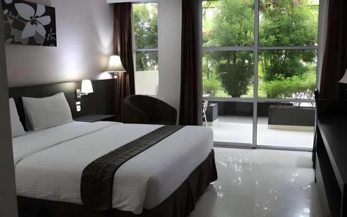 Ένα ή περισσότερα κρεβάτια σε δωμάτιο στο Grand Hawaii Hotel Pekanbaru