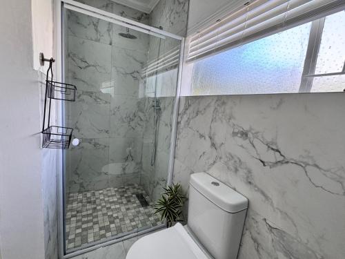 Un baño de 55 Albatross Guesthouse