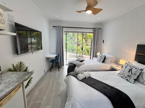 Una cama o camas en una habitación de 55 Albatross Guesthouse