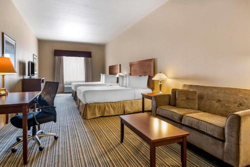 雷姆贝Quality Inn & Suites的一间酒店房间，里面有一张床和一张沙发