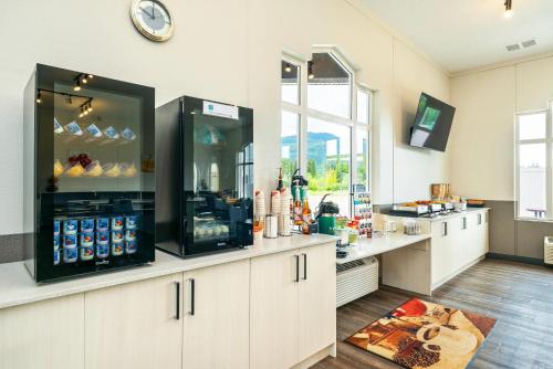 Kuchyň nebo kuchyňský kout v ubytování Quality Inn & Suites