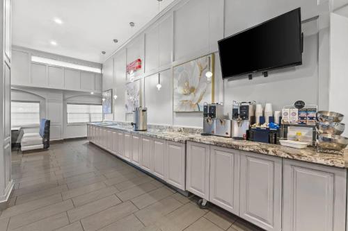 Kuchyň nebo kuchyňský kout v ubytování Radisson Hotel Salt Lake City Airport