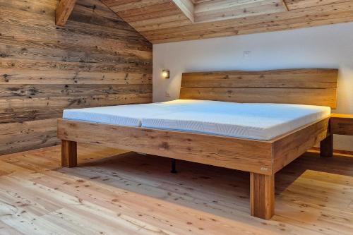 布里特泽根Stadel Alpenstern mit Wellnessbereich的一间木屋里有一张床的卧室