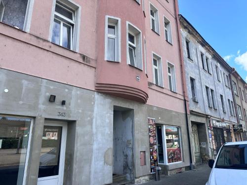 grupa budynków na ulicy miejskiej w obiekcie Penzion Sokolov w mieście Sokolov