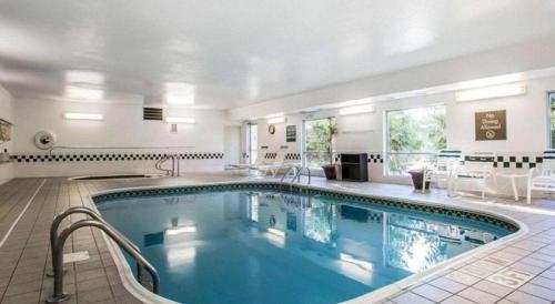 a large swimming pool in a large room with at Quality Inn Dayton North - Vandalia in Murlin Heights