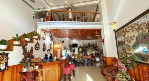 Un restaurant u otro lugar para comer en Gold Night Hotel