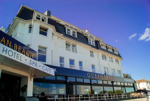 duży biały budynek z hotelem na górze w obiekcie Ocean Beach Hotel & Spa - OCEANA COLLECTION w Bournemouth