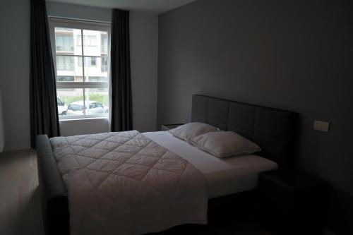 เตียงในห้องที่ Royal Gardens