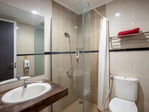 Koupelna v ubytování Raffleshom Hotel