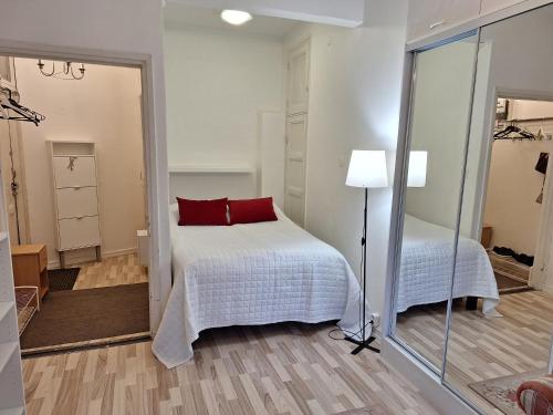 a bedroom with a bed and a mirror at Luxhousing apartment with balcony in Helsinki