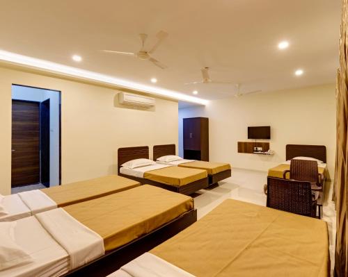 Ένα ή περισσότερα κρεβάτια σε δωμάτιο στο Hotel Galaxy Inn Kolhapur