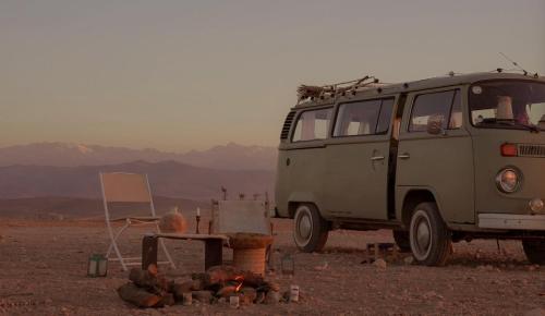 OumnasにあるAmazigh van Agafayの砂漠の真ん中に駐車された古いバン