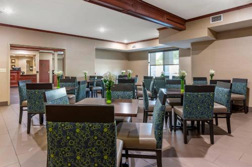 a dining room with tables and chairs at Comfort Suites Grandville - Grand Rapids SW in Grandville