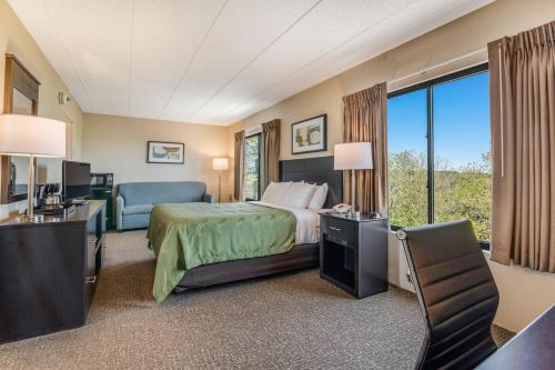 Giường trong phòng chung tại Quality Inn Portsmouth West End