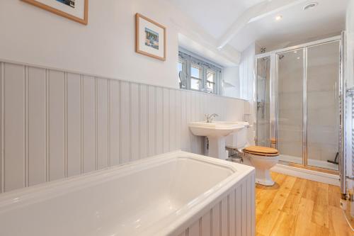 Et badeværelse på 3 Glendale Cottages