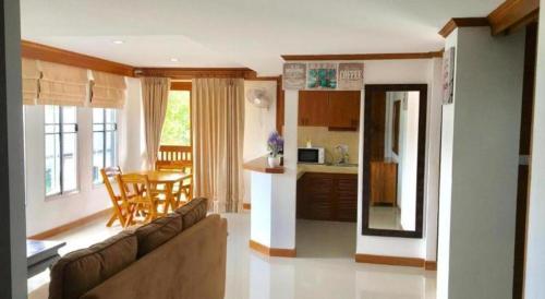 Una cocina o kitchenette en Kamala Tropical Garden Hotel
