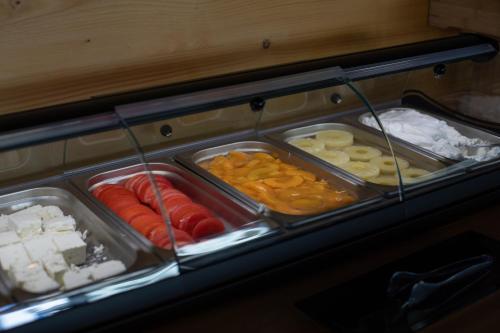 um tabuleiro cheio com diferentes tipos de alimentos em Alexandros Mykonos em Klouvas