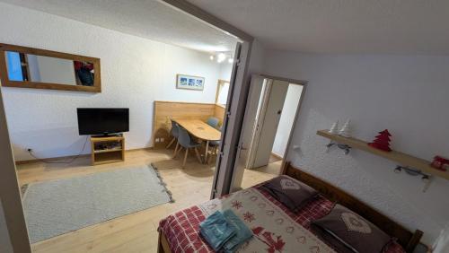 TV a/nebo společenská místnost v ubytování L'alpage