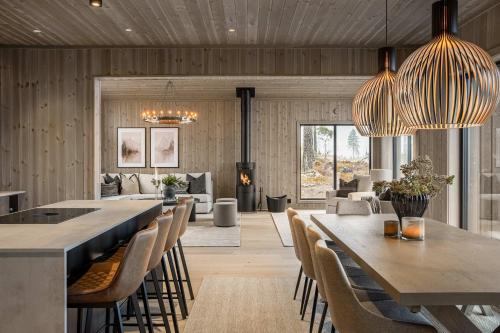 una sala da pranzo con un lungo tavolo e sedie di Luxury Chalet, Spacious, Jacuzzi & Sauna by Vacation Trysil a Trysil