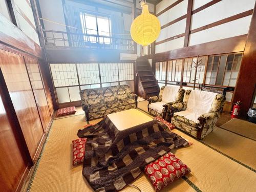 Posezení v ubytování 貸切一軒家 古民家レッドジャスパー 海と山に囲まれた宿 最大13名