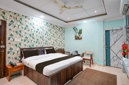 Un pat sau paturi într-o cameră la Townhouse Shri Mahakaleshwar Jyotirlinga Ujjain Formerly Hotel Shikhar Darshan