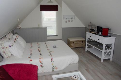- une chambre avec un lit blanc et une fenêtre dans l'établissement 't Voske, au Coq
