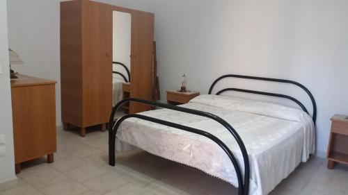 - une chambre avec un lit et une commode dans l'établissement San Pietro Apartments, à San Pietro in Bevagna