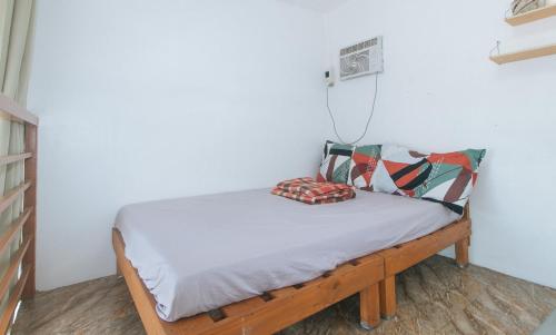 Ένα ή περισσότερα κρεβάτια σε δωμάτιο στο The Lavana Villa Del Matabungkay by RedDoorz