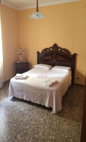 a bedroom with a large bed with white sheets at Affittacamere di Fabio Principale in Talsano