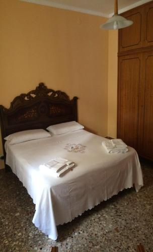a bedroom with a white bed with towels on it at Affittacamere di Fabio Principale in Talsano